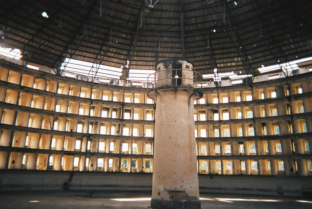 Тюрьма Пресидо Модело, построенная по модели паноптикума Бентама,  о. Пинос.